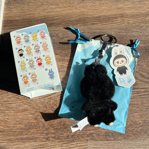 Letter R - THE MONSTERS Pin for Love Series-Vinyl Plush Pendant Blind Box (N-Z) - Picture 4 of 9